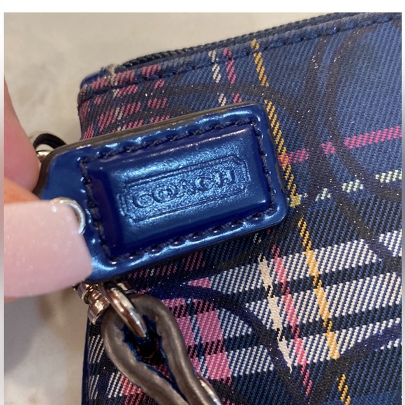 🚨‼️LOW START‼️COACH POPPY EUC  Blue &Pink Wristlet Clutch. CLEAN/NO CALLOUTS✨ - Picture 8 of 14
